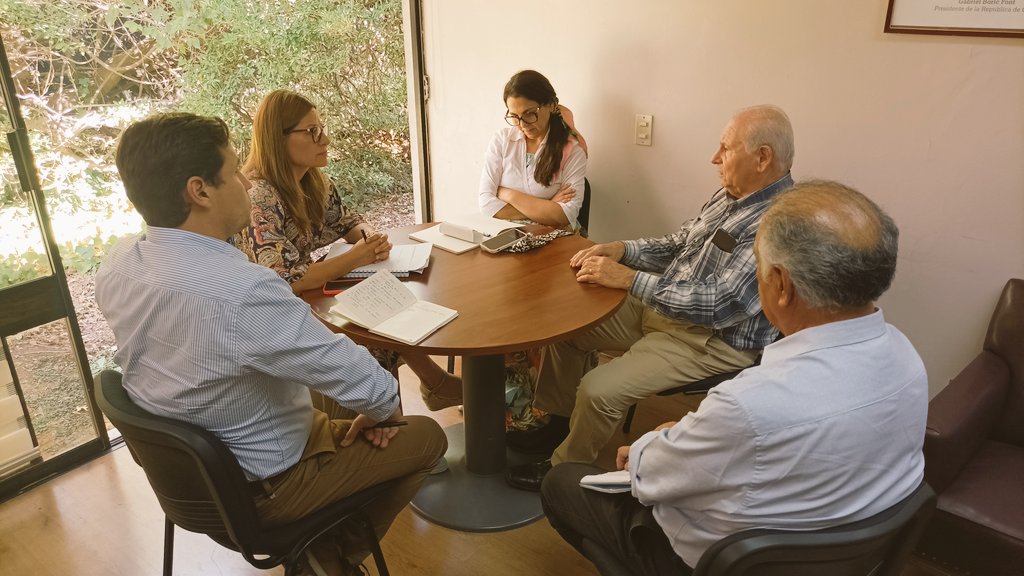 MTTMaule's tweet photo. #AgendaMTT La @MTTMaule @gasaezsalazar junto a equipos técnicos @DTPRegional recibieron en audiencia protocolar a la nueva directiva de #Fetram encabezada por Eliecer González. En la instancia, se analizaron estrategias para mejorar los servicios del transporte de pasajeros https://t.co/ZyxZvipc4l