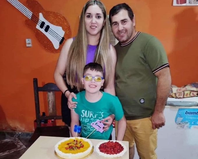 porqueTTarg's tweet photo. "Horror"

Porque en Formosa un hombre asesinó a cuchilladas a su hijo de 8 años, grabó un video, se lo mandó a la madre del niño e intentó suicidarse de un escopetazo en la calle. 

Está internado, muy grave. El chiquito tenía una discapacidad motriz.