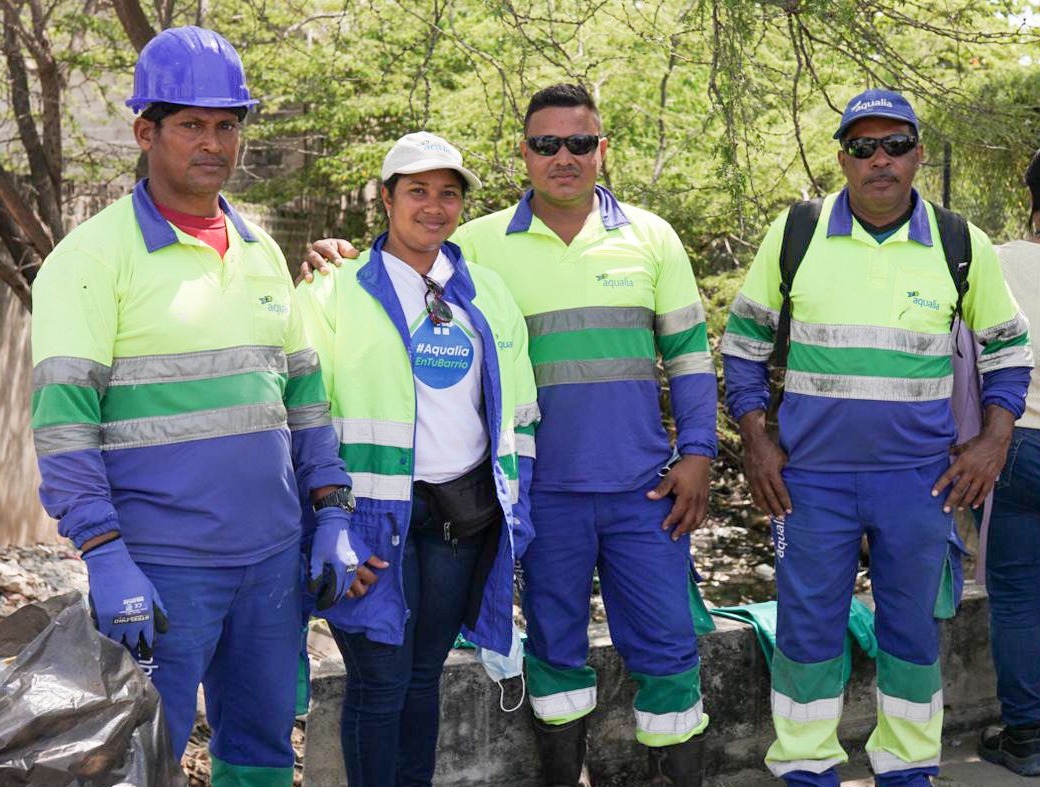 AqualiaColombia's tweet photo. #AqualiaenLaGuajira | #Riohacha 📷 Nos unimos para limpiar y restaurar el ecosistema del manglar 💦🌿

En la gran jornada ambiental, liderada por el @ejercitonacionalcolombia, recolectamos residuos de los manglares aledaños a la Av. Circunvalar.

#SomosNativosSostenible https://t.co/t3GEjz3S3N