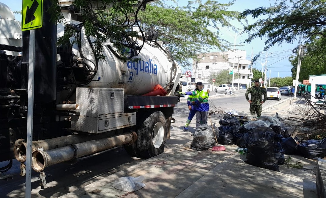 AqualiaColombia's tweet photo. #AqualiaenLaGuajira | #Riohacha 📷 Nos unimos para limpiar y restaurar el ecosistema del manglar 💦🌿

En la gran jornada ambiental, liderada por el @ejercitonacionalcolombia, recolectamos residuos de los manglares aledaños a la Av. Circunvalar.

#SomosNativosSostenible https://t.co/t3GEjz3S3N