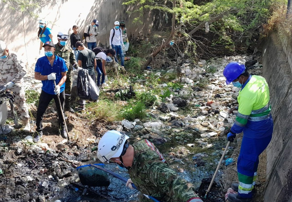AqualiaColombia's tweet photo. #AqualiaenLaGuajira | #Riohacha 📷 Nos unimos para limpiar y restaurar el ecosistema del manglar 💦🌿

En la gran jornada ambiental, liderada por el @ejercitonacionalcolombia, recolectamos residuos de los manglares aledaños a la Av. Circunvalar.

#SomosNativosSostenible https://t.co/t3GEjz3S3N