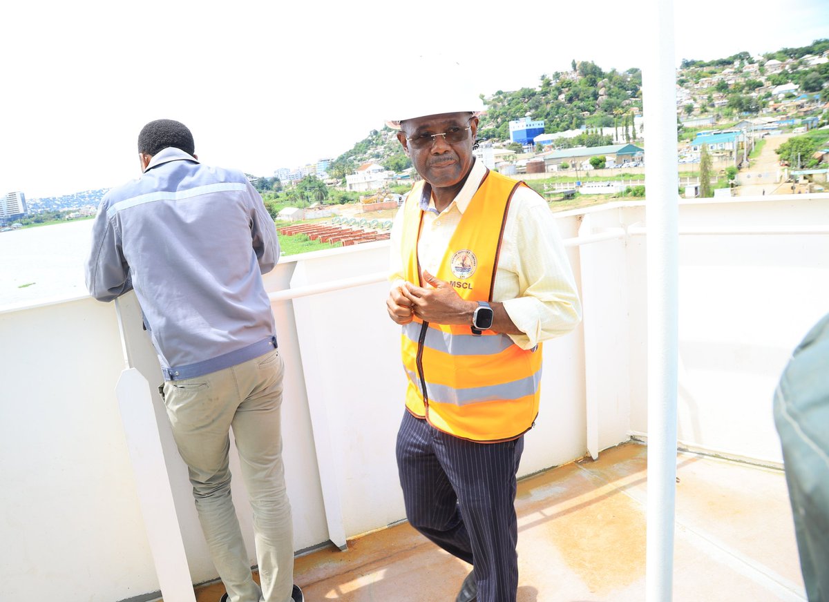 tashico_tz's tweet photo. Waziri wa Uchukuzi Mhe. Prof. Makame Mbarawa ameandika historia akiwa kiongozi wa kwanza wa Serikali  kuipanda meli ya MV. Mwanza Hapa Kazi Tu wakati ikifanya jaribio lake la mwisho kutembea kwenye maji katika Ziwa Victoria. Mhe. Mbarawa amempongeza Mhe. Rais kwa kutimiza lengo. https://t.co/kGFHBzYof3