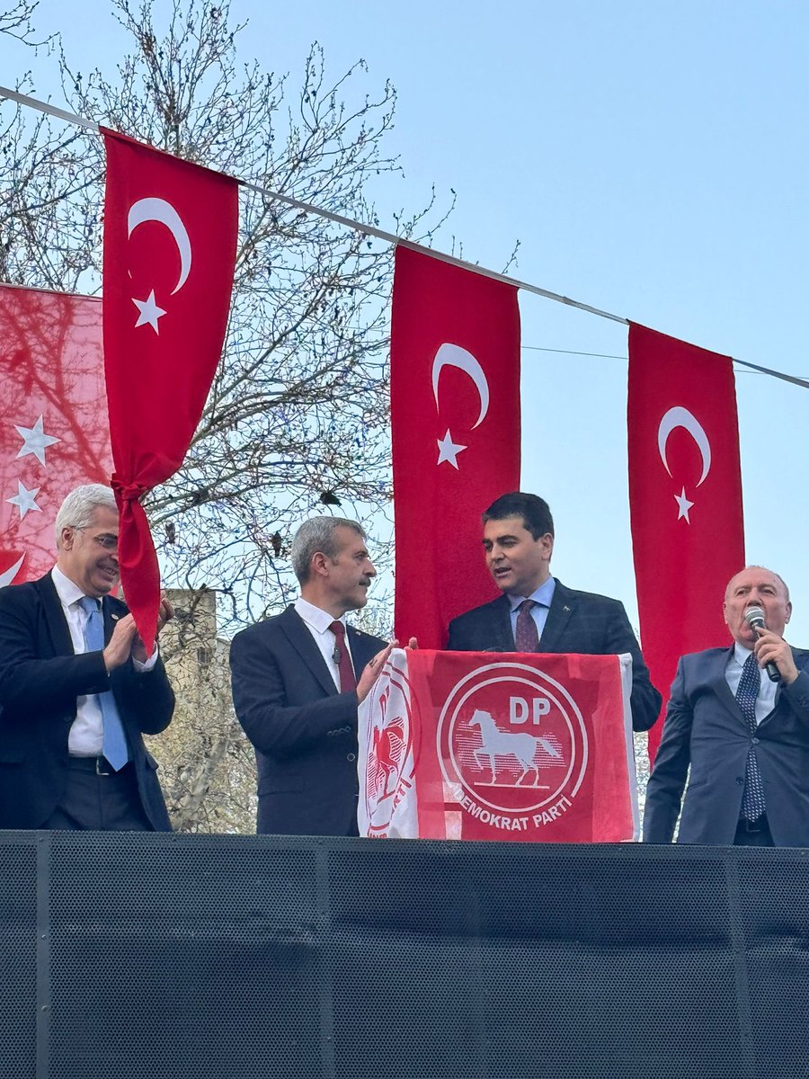 Bugün Bursa-Orhangazi İlçesinde vatandaşlarımıza değerli İzmir Milletvekilimiz Sn.Salih Uzun ile birlikte miting alanında hitap ettik. Bu meydan milletimizin vicdanının yansımasıdır; Türk insanının arasına söyleyecek sözleri bitenlerin örmeye çalıştığı duvarların yıkılmasıdır.…