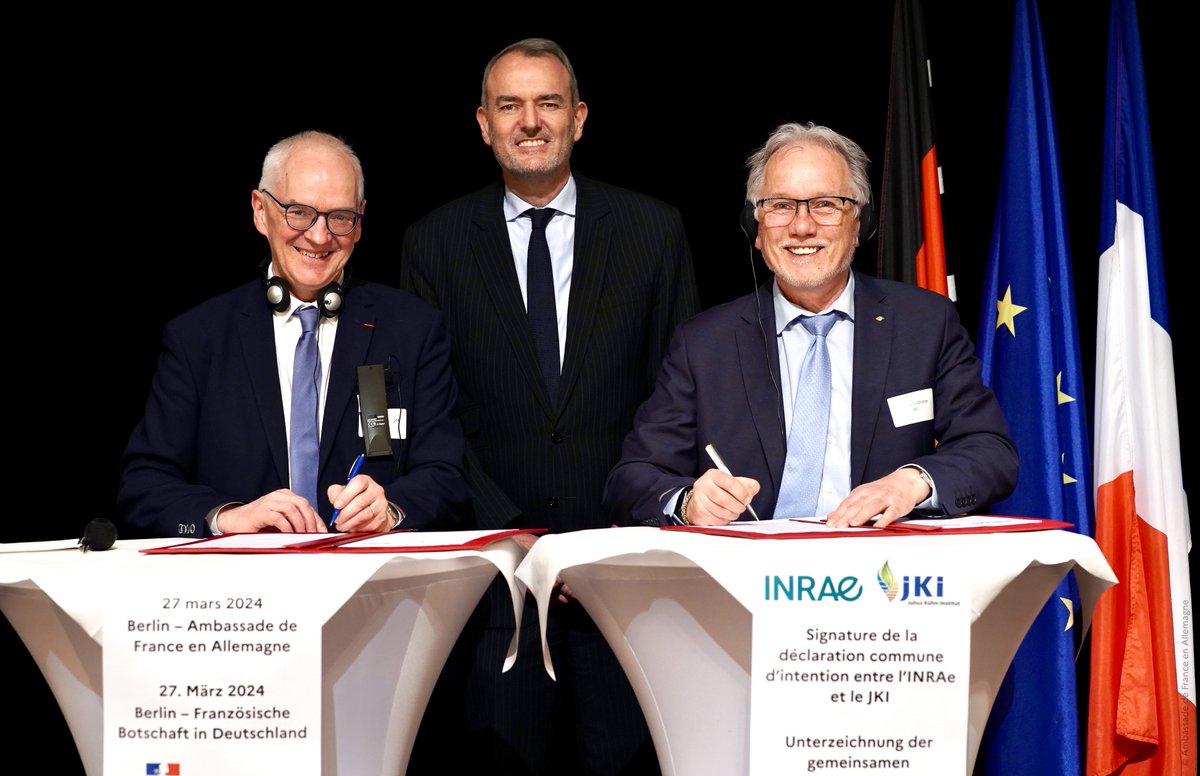 FranzBotschaft's tweet photo. Bei dieser Gelegenheit haben @INRAE_France &amp; @JKI_Bund eine Kooperationsvereinbarung zur Vertiefung der 🇩🇪-🇫🇷 Wissenschaftszusammenarbeit in diesem Bereich unterzeichnet: für eine nachhaltige, lösungsorientierte Landwirtschaft in 🇫🇷 und 🇩🇪 und im weiteren Sinne in Europa. https://t.co/PyOrN4LOQV
