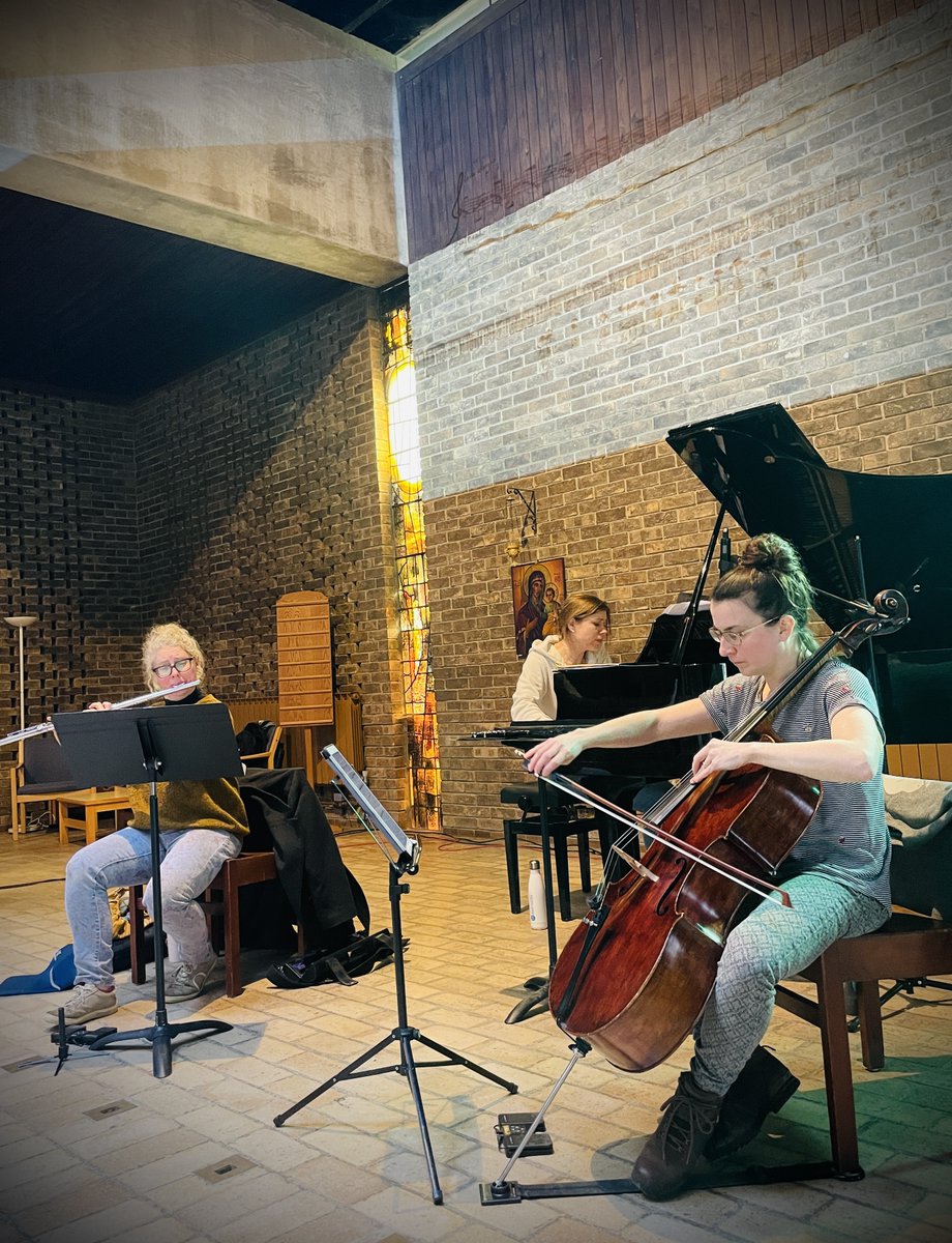 Artist By-Fellows @marsyastrio are warming up ahead of tonight's Songs of Air & Sea concert, part of @Cambridge_Fest, at the Chapel at Churchill College from 6.30. The concert features the premiere of Written in Air by Churchill College's Director of Music, Ewan Campbell.