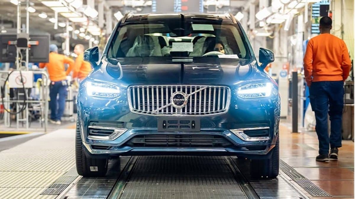 webtekno's tweet photo. Volvo, dizel motora sahip araçlarının üretimini sonlandırdı. Üretim bandından inen son dizel otomobil XC90, müzeye kaldırıldı.👇