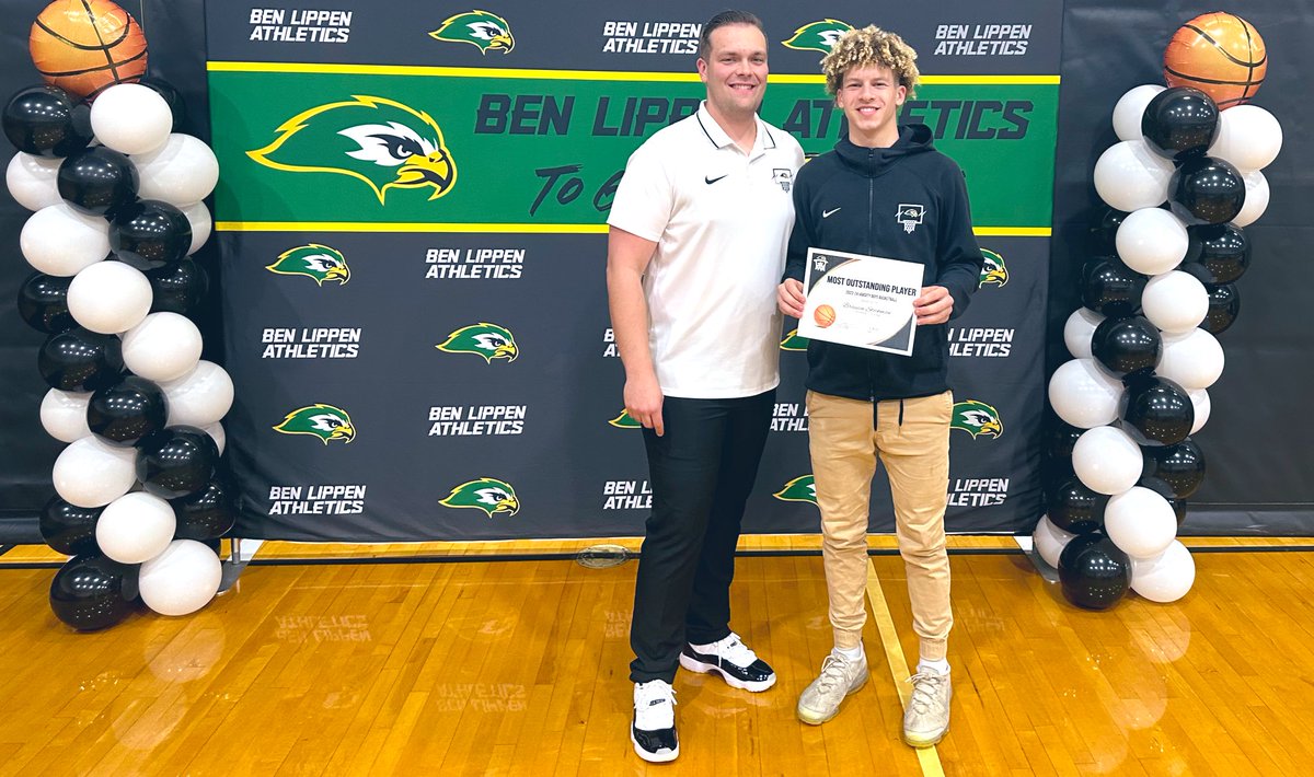 2023-24 WIN Philosophy Awards Most Outstanding Player Award 🦅 BRAYSEN STOCKMAN •Sophomore Guard •1st Team All-Region •Lead Team & SCISA 4A in Points (20.4ppg) •Tied in Team & SCISA 4A in Rebounds (10.2rpg) •81 made 3’s •Career High 37pts 🏀🟢🟡⚫️⚪️🏀