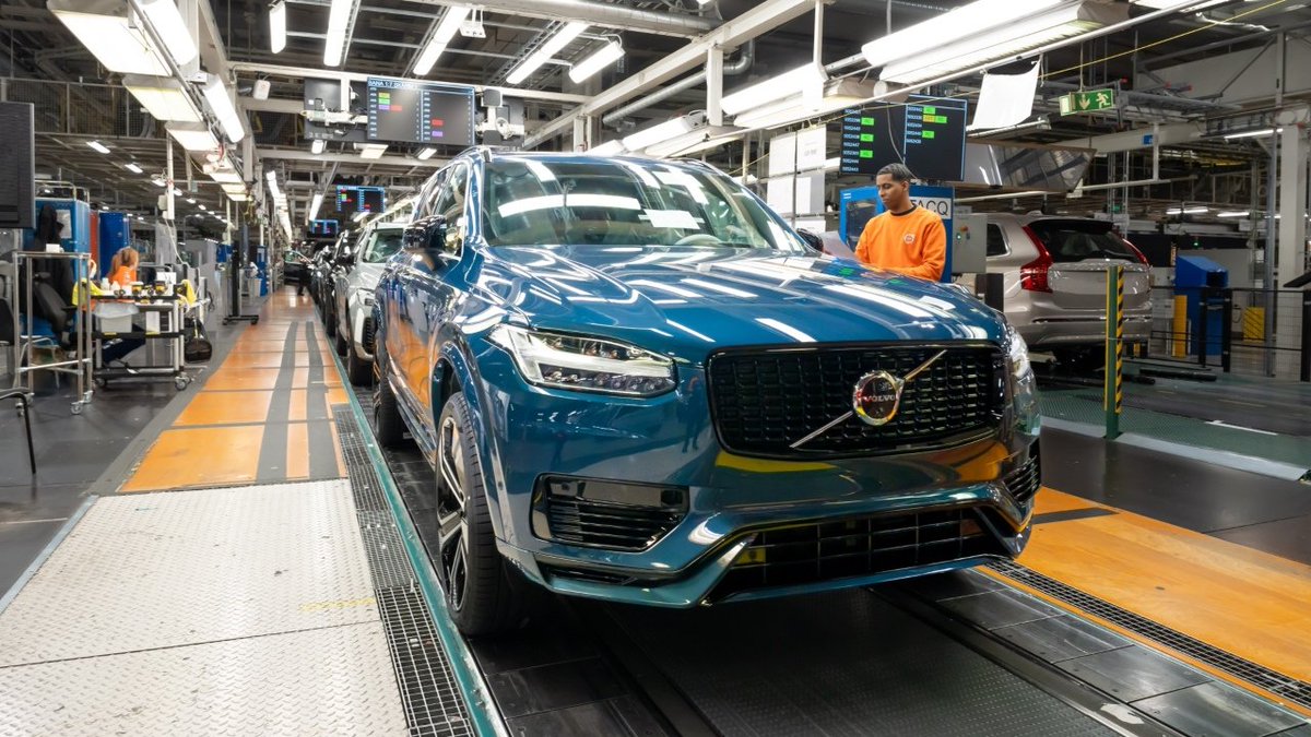 webtekno's tweet photo. Volvo, dizel motora sahip araçlarının üretimini sonlandırdı. Üretim bandından inen son dizel otomobil XC90, müzeye kaldırıldı.👇