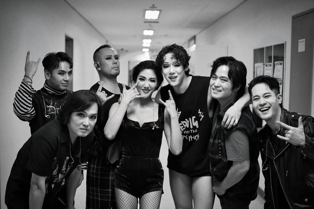 Yeonseok411_IFC's tweet photo. 20240327 ๐ธ Shownote's Creative Producer posted photo of #YooYeonSeok, #JangEunAh and the #AngryInch band after their #Hedwig performance tonight ๐ค
https://t.co/k3RcK9AFOC https://t.co/Kc6SokwVoz