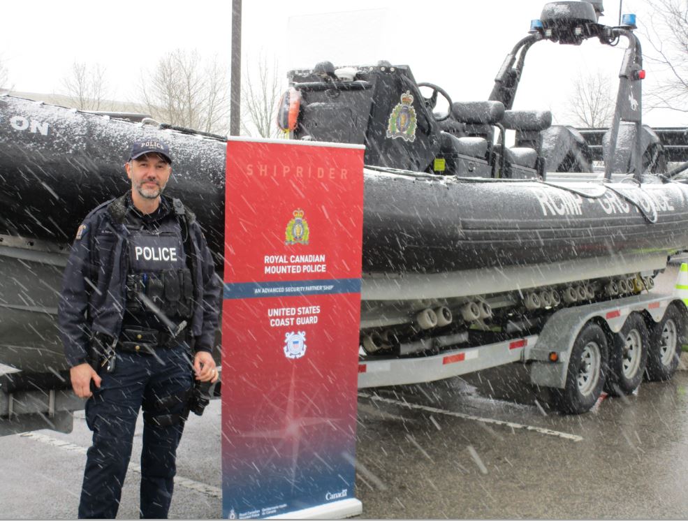 Cst. Michael Barber from Niagara-on-the-Lake Border Integrity team rocked the Niagara Outdoor Show, showcasing Shiprider—a vital maritime law enforcement program with the USA. Want to know more? Check out a career presentation 🔗rcmp-grc.gc.ca/even/en/t/1/e?… #RCMP #ODivision