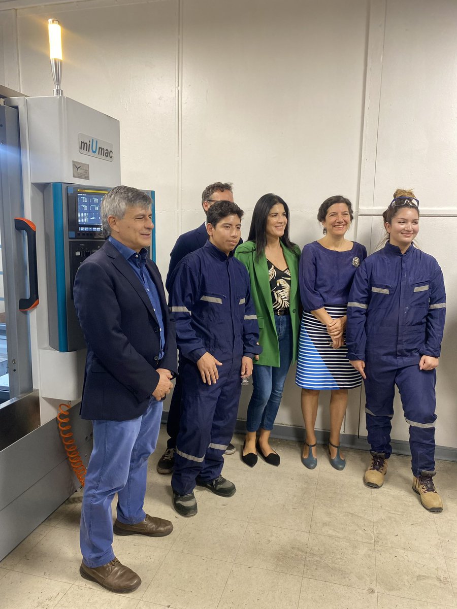 subtel_chile's tweet photo. El subse @claudioarayasm junto a @aisen_ministra y @marcaceresm, Director del Centro de Innovación @Mineduc y Carlos López, director del Liceo Técnico Profesional Ignacio Domeyko, recibieron los resultados de la radiografía digital de niños, adolescentes y sus padres. https://t.co/I2TPPupN1U