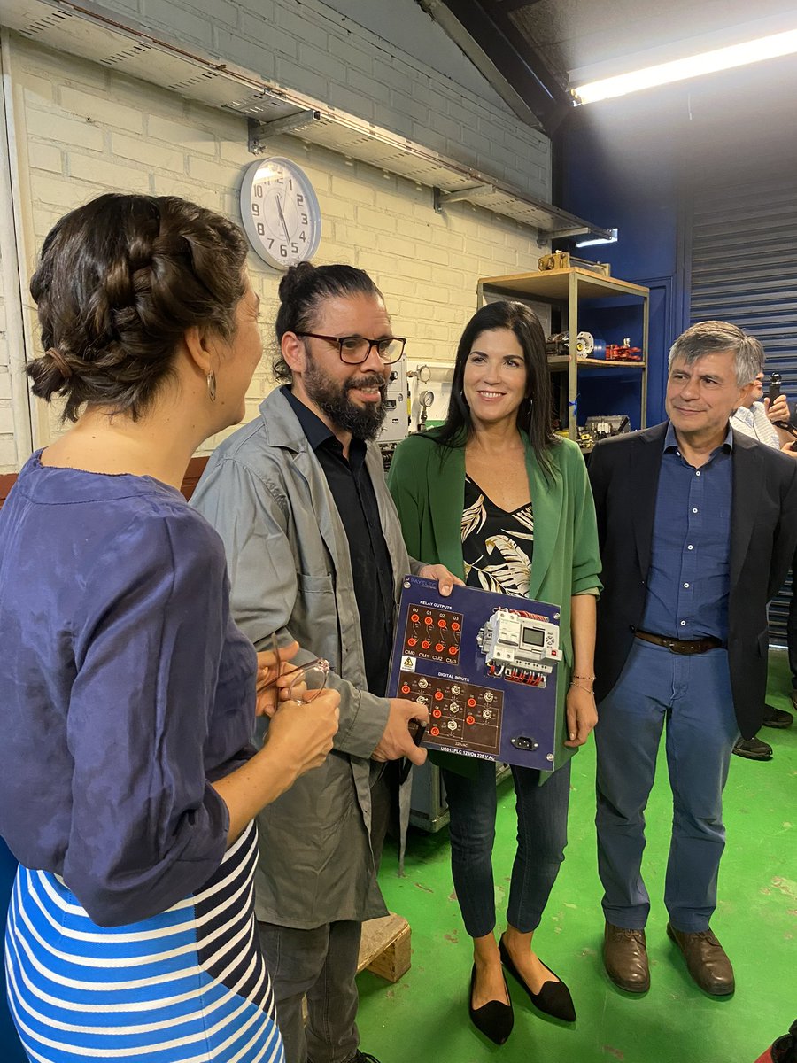 El subse <a href="/claudioarayasm/">Claudio Araya San Martín</a> junto a @aisen_ministra y <a href="/marcaceresm/">Martín Cáceres</a>, Director del Centro de Innovación <a href="/Mineduc/">Ministerio de Educación</a> y Carlos López, director del Liceo Técnico Profesional Ignacio Domeyko, recibieron los resultados de la radiografía digital de niños, adolescentes y sus padres.