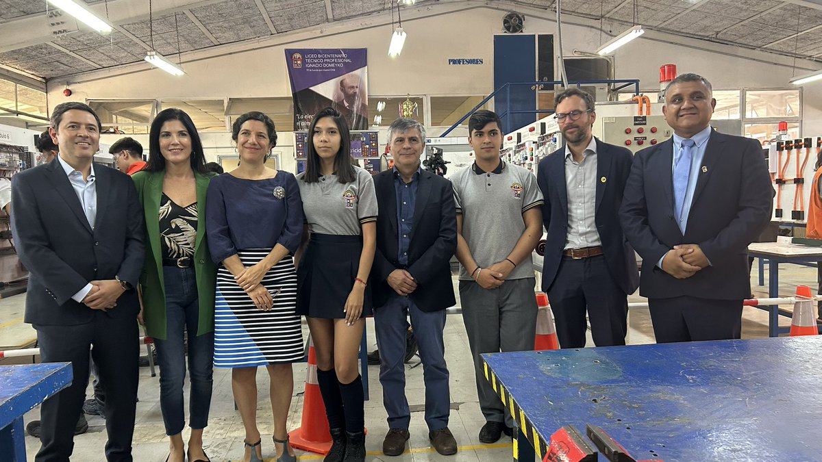 subtel_chile's tweet photo. El subse @claudioarayasm junto a @aisen_ministra y @marcaceresm, Director del Centro de Innovación @Mineduc y Carlos López, director del Liceo Técnico Profesional Ignacio Domeyko, recibieron los resultados de la radiografía digital de niños, adolescentes y sus padres. https://t.co/I2TPPupN1U