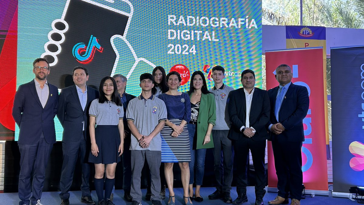subtel_chile's tweet photo. El subse @claudioarayasm junto a @aisen_ministra y @marcaceresm, Director del Centro de Innovación @Mineduc y Carlos López, director del Liceo Técnico Profesional Ignacio Domeyko, recibieron los resultados de la radiografía digital de niños, adolescentes y sus padres. https://t.co/I2TPPupN1U
