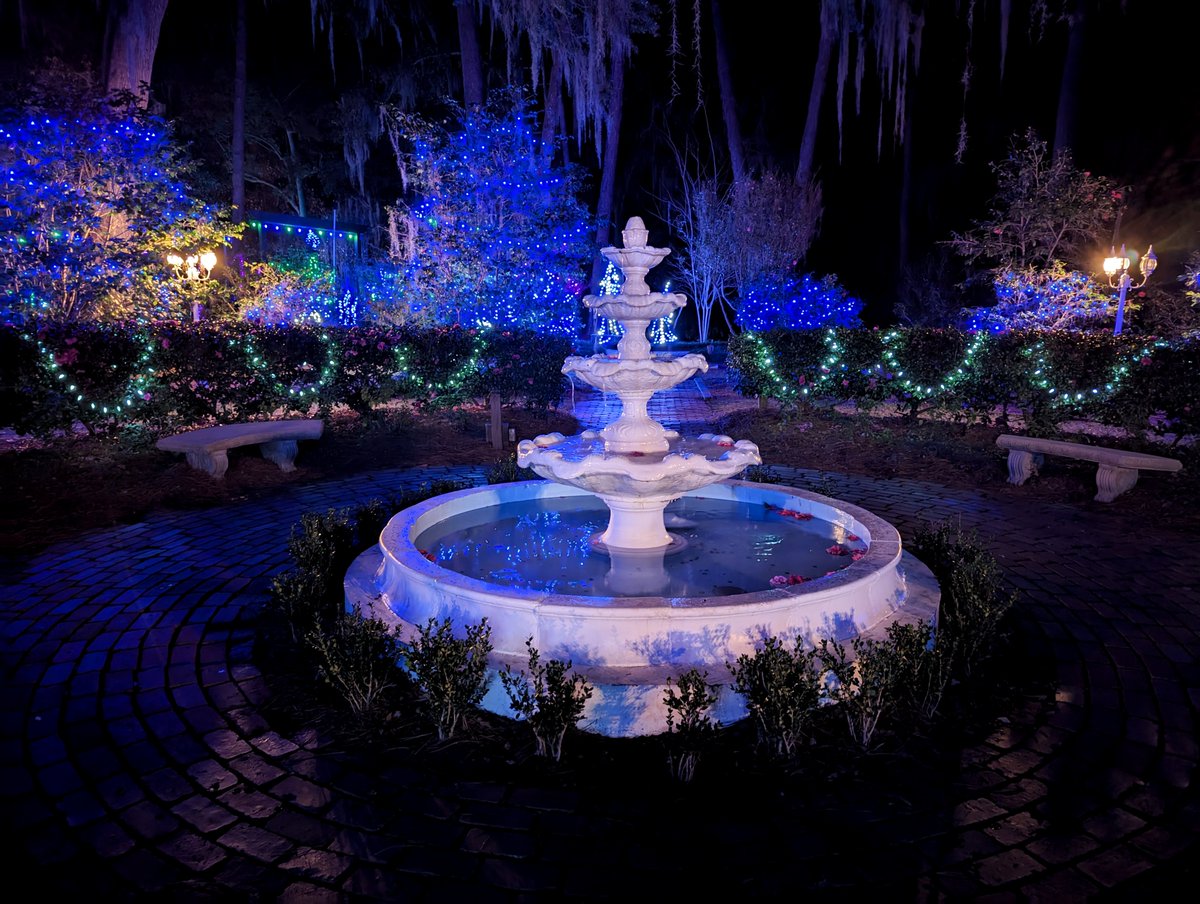 sambestock's tweet photo. Who might be enjoying a lovely evening around this beautiful fountain? 🥰 Make a scene with your characters!
#stockphoto #artref #drawingref #referencephotos #refphotos https://t.co/9GIV3Ckisx