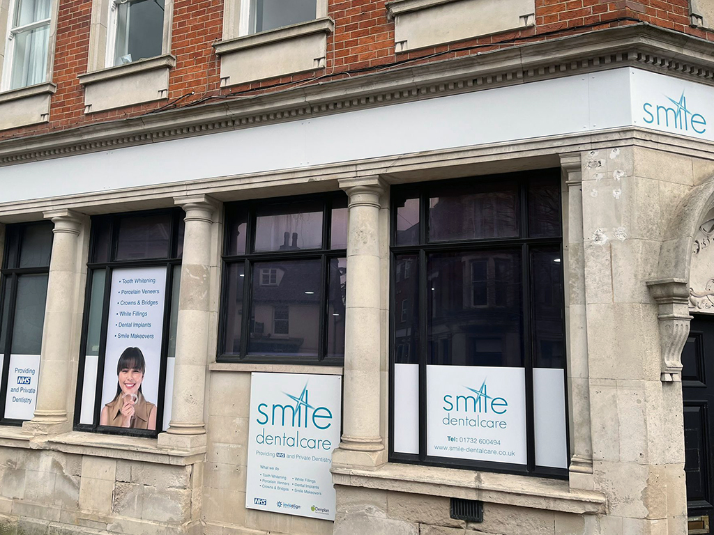 WeAreOMMPrint's tweet photo. Smile Dentalcare, in Tonbridge, is looking in mint condition after its fillings of SAV &amp; ACM.✨

Get your print needs met by us &amp; you’ll be grinning from ear to ear.😁

Is your company signage due a check-up?

Visit https://t.co/T6a1gj49DJ

#ommprint #largeformat #digitalprint https://t.co/Rui7dZjkxB