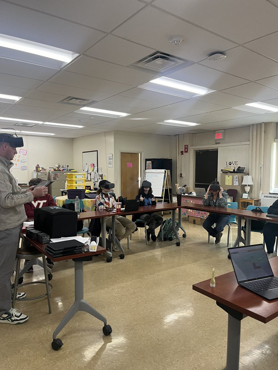 Look at Mr. Gordy showing our future child centered professionals STEM instructional technology! A great way to support the trauma informed work! #settingconditio@gc_bax @WFL_FLTCC @WFL_BOCES