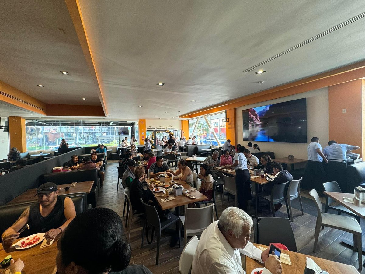 JacobMorant's tweet image. A cinco meses del impacto del #HuracanOtis más negocios abren como #BuffetW en la costera de #Acapulco, la sucursal fue remodelada en su totalidad! 🥰