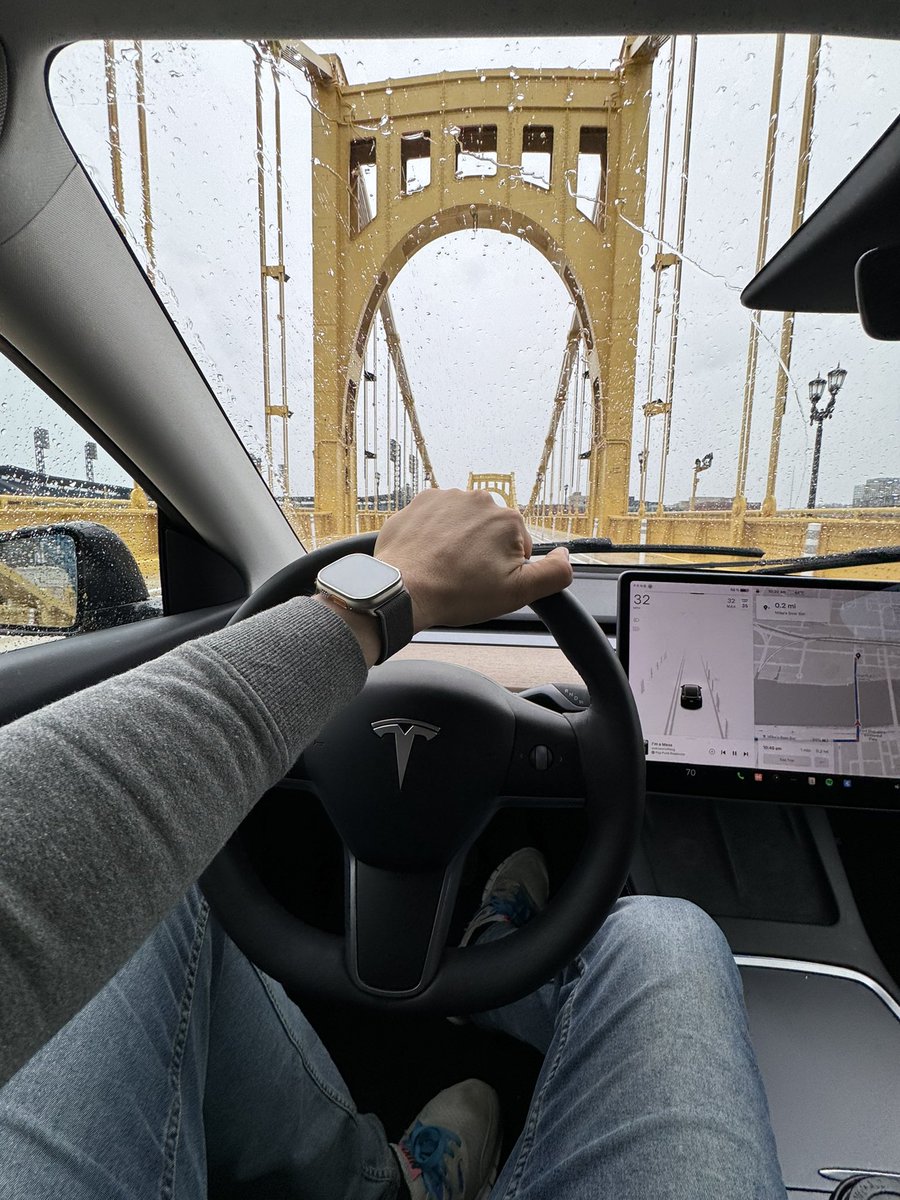 thee_AlexT's tweet photo. Digging the new ride 🖤💛 @Tesla https://t.co/rQEAnkEZkq