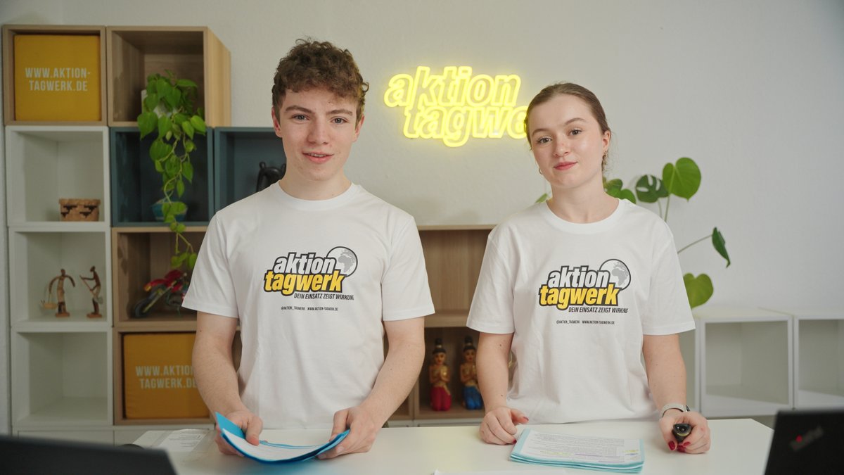 Aktion_Tagwerk's tweet photo. Habt ihr schon unser YouTube-Video „Ein Tag als Freiwillige:r“ gesehen?
In diesem Video geben wir euch einen kleinen Einblick in unseren Alltag als Freiwillige bei Aktion Tagwerk. 😊
Schaut vorbei: https://t.co/Y6MG6f2nns https://t.co/Hf6QrDwm0k