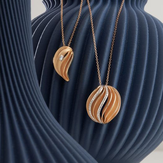 MandCoJewellers's tweet photo. A hypnotic dynamism characterises the Velaa and Velaa Waves collection by Annamaria Cammilli. Discover these beautiful pendants and let yourself be captivated by their contemporary charm.
Call in for our collection today.
#annamariacammilli #essentialcollection #cheltenham https://t.co/meTUwnHj0i