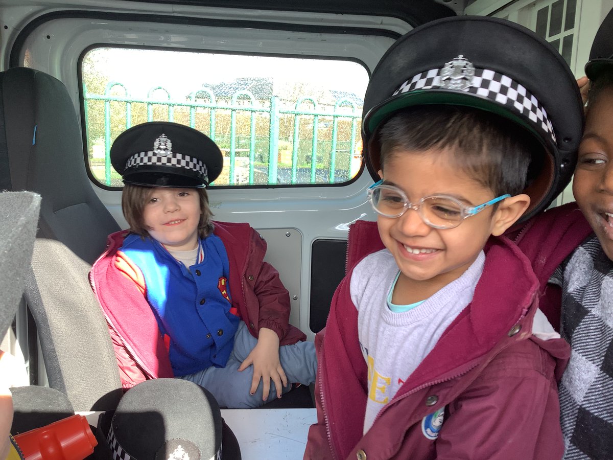 CViewNursery's tweet photo. We have been learning about people who help us.  PC Nick came to visit and he brought his police van which we got to sit in. We were learning who to call in an emergency and what information we need to know! #onlyatcanalview @CanalViewPSEdin https://t.co/yuhIFRiPf6