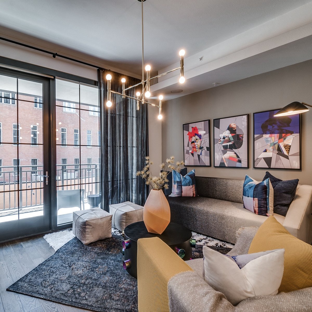 TheEpicDallas's tweet photo. At The Hamilton, we believe that home is where the heart is—and our apartment interiors are designed to steal yours. Create a space that's as functional as it is beautiful. Discover your dream home at @thehamiltontx today at https://t.co/gXXK4xO0UY! #TheHamiltonDallas https://t.co/fIEfwc6duF