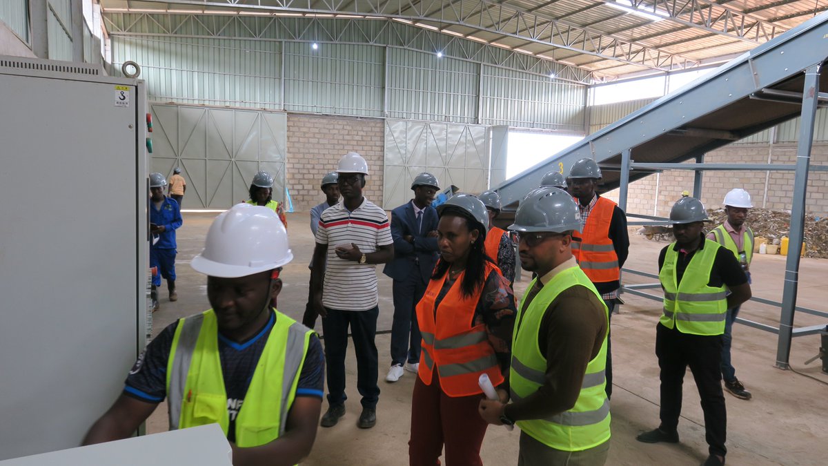 .@DrUwera applauded @GGGI_Rwanda for their efforts in supporting @EnvironmentRw to set up a facility to separate & valorize organic & plastic waste at Nduba landfill in @CityofKigali. The Minister encouraged @GGGI_Rwanda to conduct more awareness campaigns at household level.