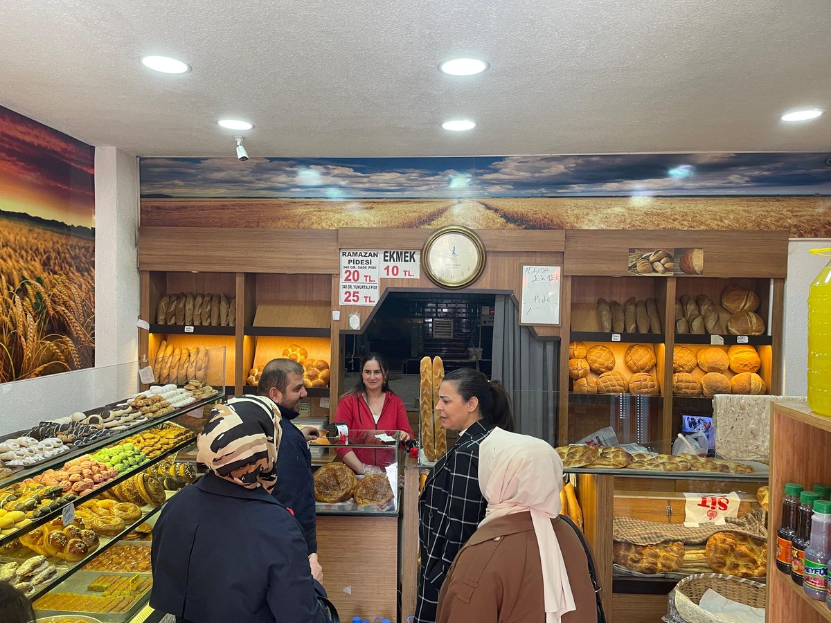 akkdnsancaktepe's tweet photo. İnönü Mahallesi 📍

İstanbul Milletvekilimiz @pervintuba ile birlikte komşularımıza ziyarette bulunduk.
#GerçekBelediyecilik anlayışıyla 31 Mart gününe kadar durmadan yorulmadan çalışmaya devam edeceğiz.
#SancaktepeEminEllerde https://t.co/Amhidjam0a