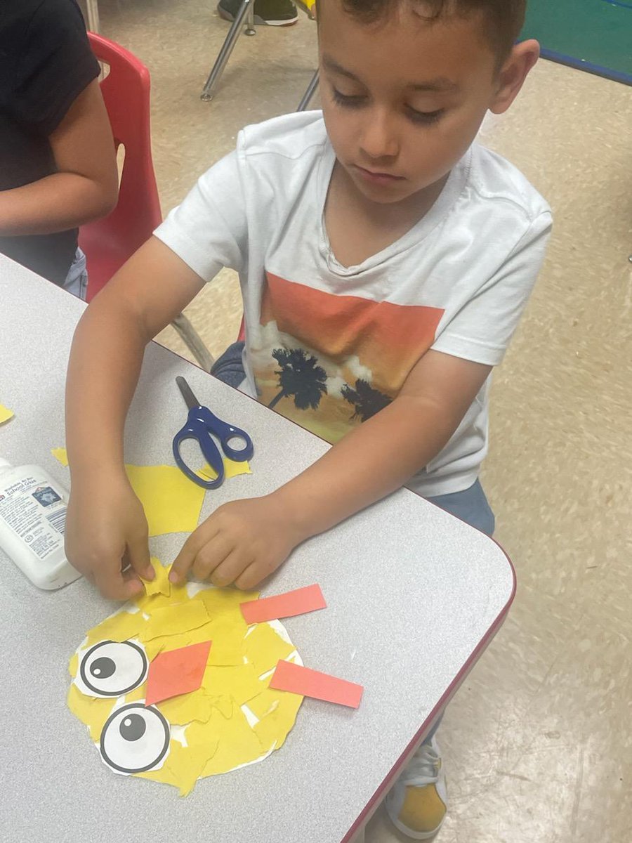 Kindergarten students had the opportunity to make a chick craft after learning about the lifecycle of a chicken. 🐣🐤