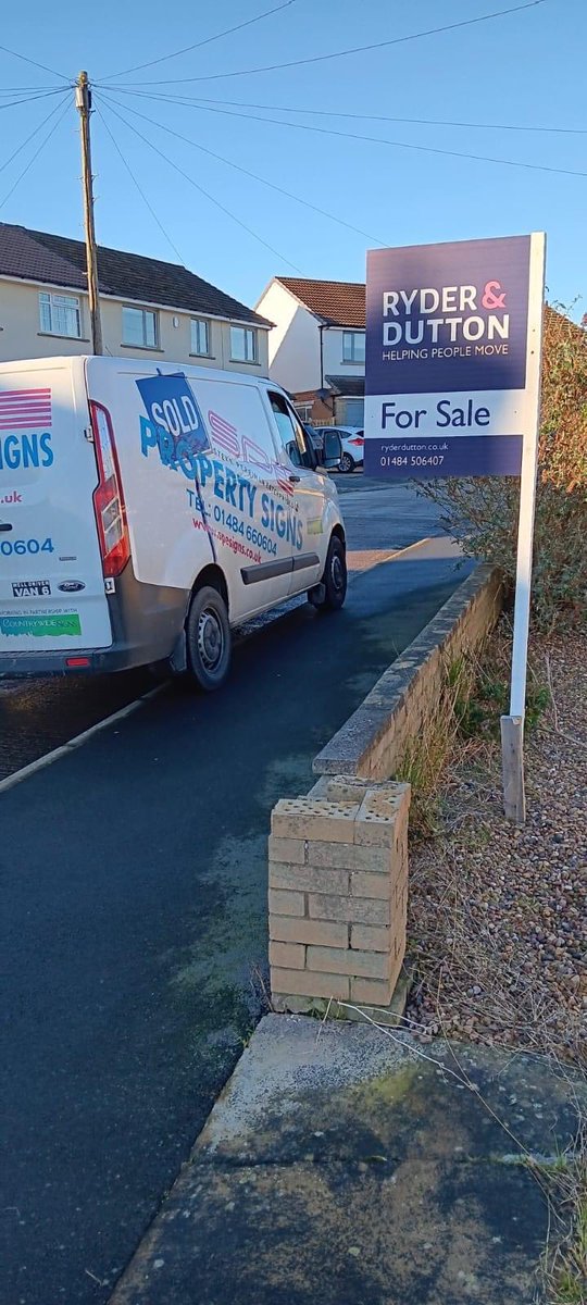 Happy hump day, our fitters are getting as many jobs as possible done before the bank holiday weekend @RyderandDutton @Snowgate_UK @yellow_estate Cornerstone Estate Agents #bankholiday #signfitters #newboards #estateagentadvertising