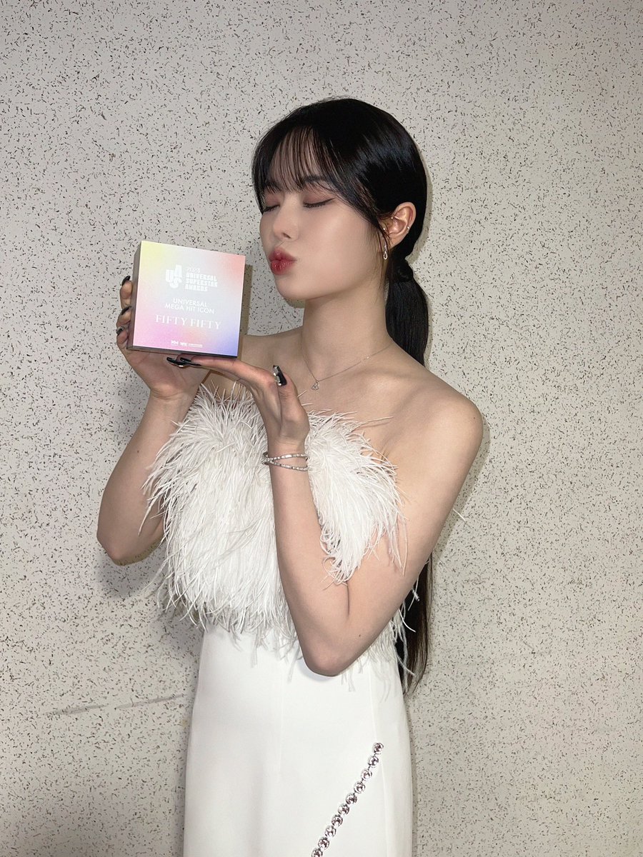 we_fiftyfifty's tweet photo. 📸

240327 @ 2024 USA

2024 USA에서 Universal Mega Hit Icon을 수상했습니다🏆

항상 응원해 주신 모든 분들께
진심으로 감사드립니다🥰

#FIFTYFIFTY #피프티피프티  
#KEENA #키나
#2024USA
#Universal_Superstar_Awards https://t.co/w8E2LEi7Mf