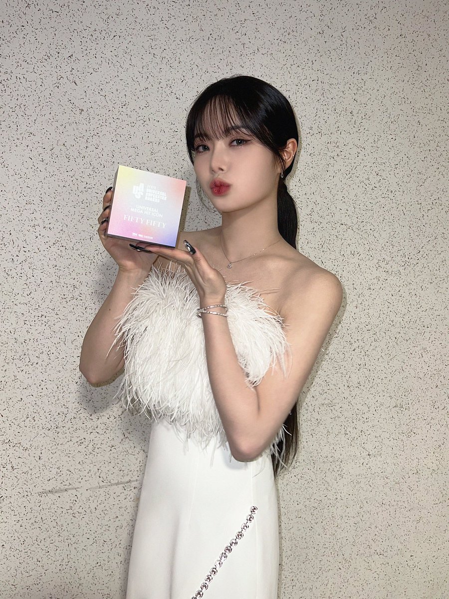 we_fiftyfifty's tweet photo. 📸

240327 @ 2024 USA

2024 USA에서 Universal Mega Hit Icon을 수상했습니다🏆

항상 응원해 주신 모든 분들께
진심으로 감사드립니다🥰

#FIFTYFIFTY #피프티피프티  
#KEENA #키나
#2024USA
#Universal_Superstar_Awards https://t.co/w8E2LEi7Mf