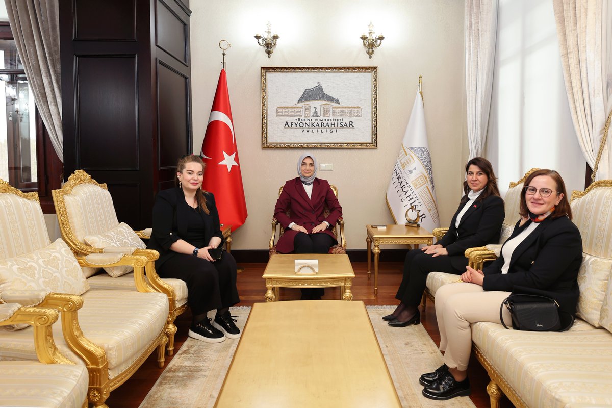 Valimiz Doç. Dr. Kübra Güran Yiğitbaşı, Aile ve Sosyal Hizmetler Bakanlığı Kadının Statüsü Genel Müdürü Süreyya Erkan ve Strateji Geliştirme Genel Müdürü Mahmut Arslan'ı makamında kabul etti.