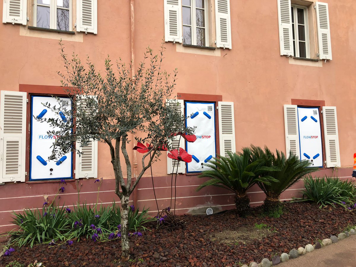 SebOlharan's tweet photo. Une étape supplémentaire dans la résilience de la Commune de #BreilsurRoya.

Nous avons installé aujourd'hui les nouveaux dispositifs de protection des bâtiments contre les inondations, créés par la société @FlowStop_global. https://t.co/lXHE077XtU