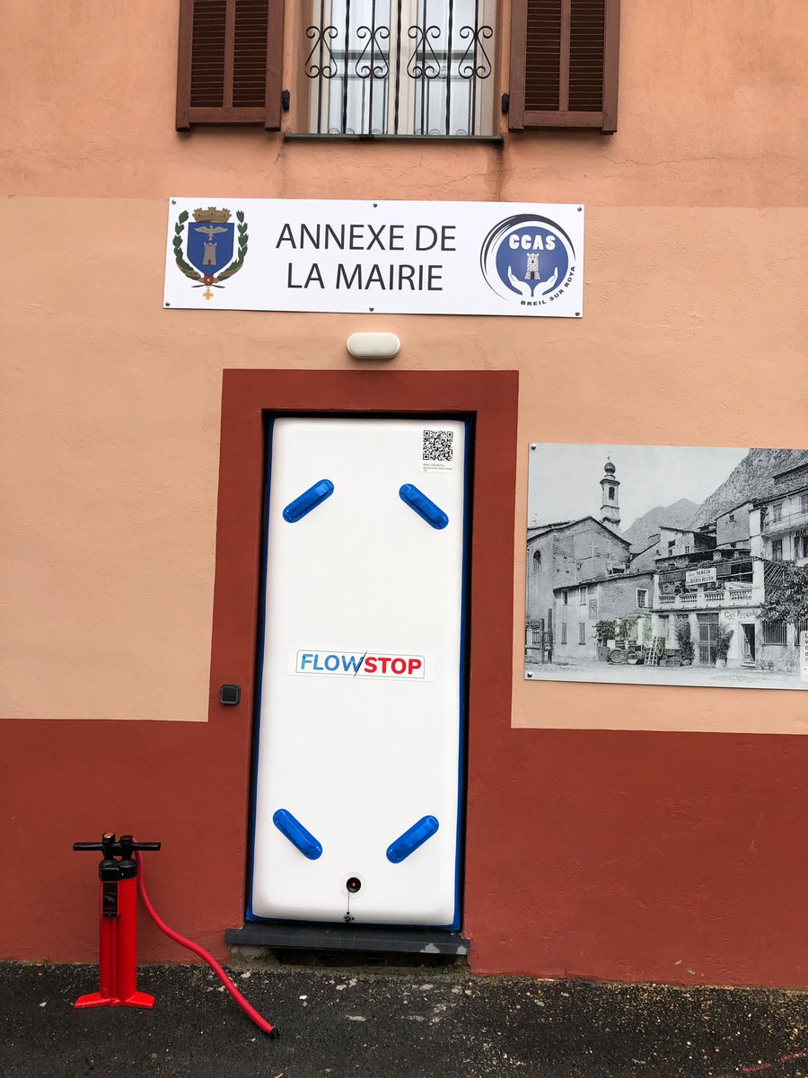 SebOlharan's tweet photo. Une étape supplémentaire dans la résilience de la Commune de #BreilsurRoya.

Nous avons installé aujourd'hui les nouveaux dispositifs de protection des bâtiments contre les inondations, créés par la société @FlowStop_global. https://t.co/lXHE077XtU