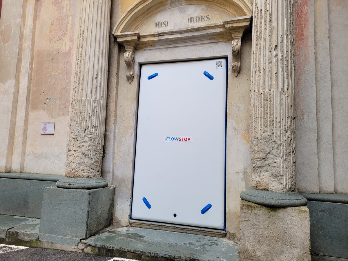 SebOlharan's tweet photo. Une étape supplémentaire dans la résilience de la Commune de #BreilsurRoya.

Nous avons installé aujourd'hui les nouveaux dispositifs de protection des bâtiments contre les inondations, créés par la société @FlowStop_global. https://t.co/lXHE077XtU