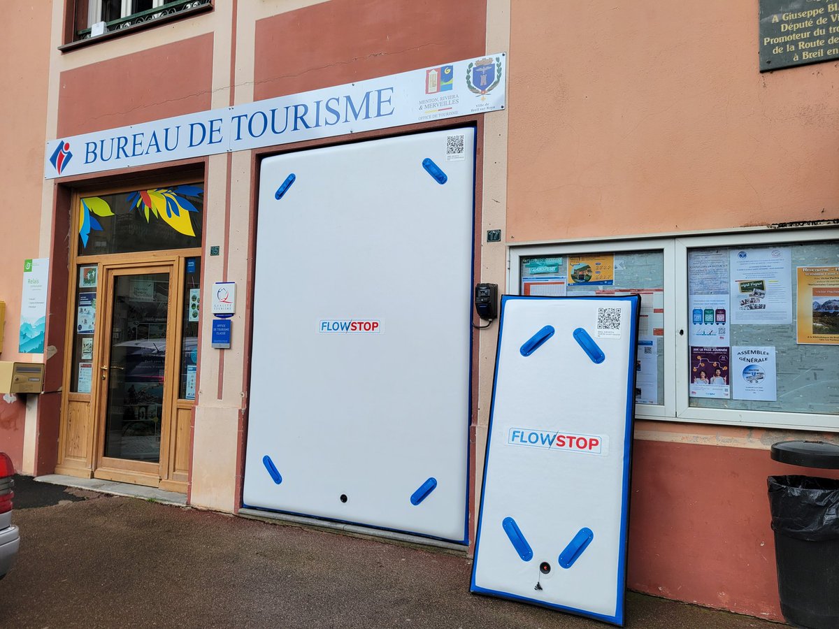 Une étape supplémentaire dans la résilience de la Commune de #BreilsurRoya.

Nous avons installé aujourd'hui les nouveaux dispositifs de protection des bâtiments contre les inondations, créés par la société <a href="/FlowStop_global/">FlowStop</a>.