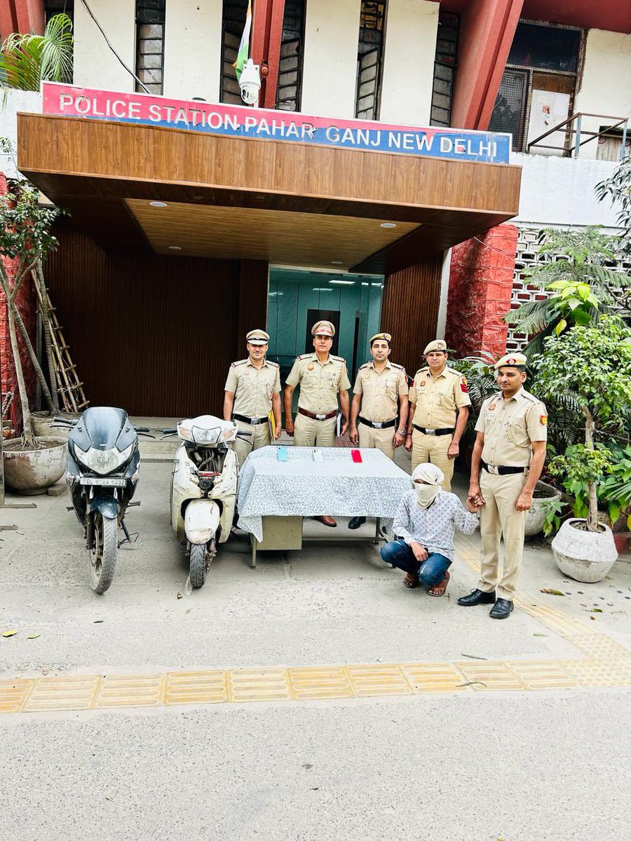 DCPCentralDelhi's tweet photo. #SnatchersInNet
The vigilant team of PS Pahar Ganj, Central District arrested duo of Snatchers cum Auto-lifters with the help of manual and technical surveillances.
With their arrest, 03 mobile phones, 01 stolen motorcycle and 01 stolen scooty used in commission of crime recovered from their possession.
Both of the accused persons have previously been involved in several cases of snatching & theft of different Police Station of Delhi.
#DelhiPoliceUpdates
@DelhiPolice
@CPDelhi
@Ravindra_IPS
@JtCP_CR