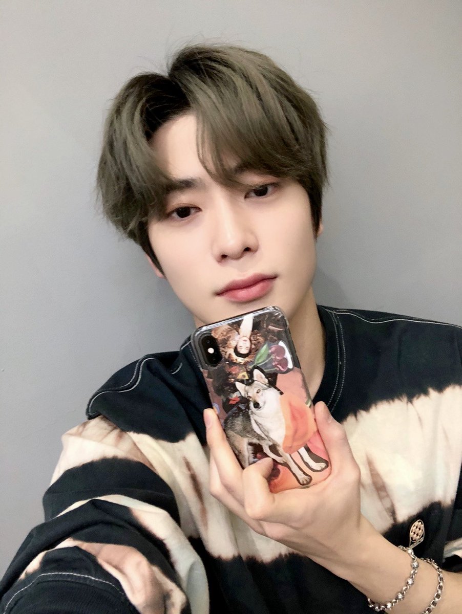 aquariusjjh's tweet photo. 케이스 자랑하는데 미남 얼굴만 보이는 사진 https://t.co/ecgDDByKRn