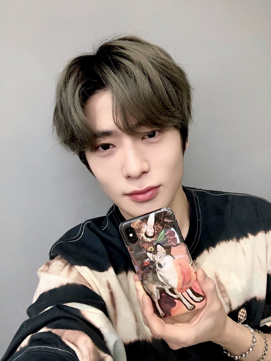 aquariusjjh's tweet photo. 케이스 자랑하는데 미남 얼굴만 보이는 사진 https://t.co/ecgDDByKRn