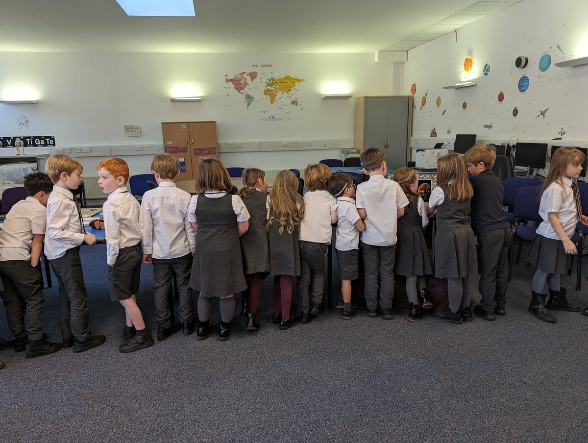 madeeha_001's tweet photo. Children appreciating my artwork and gave me very good feedback for my forthcoming book. 

#book #art #Islamicart #school #exhibition https://t.co/4lfy57vtXi
