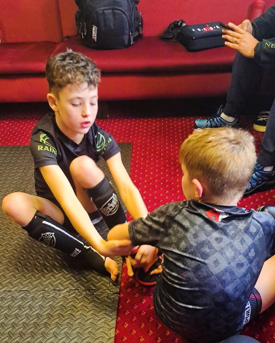 @archie_thunder_fielding supporting his @newportmma teammate @frp2013_smoa before he entered the octagon 🏟️ @vfsmma_ 💙🤝👏 #welshrocky #frp13🥷🏿 #teamsmoa👹