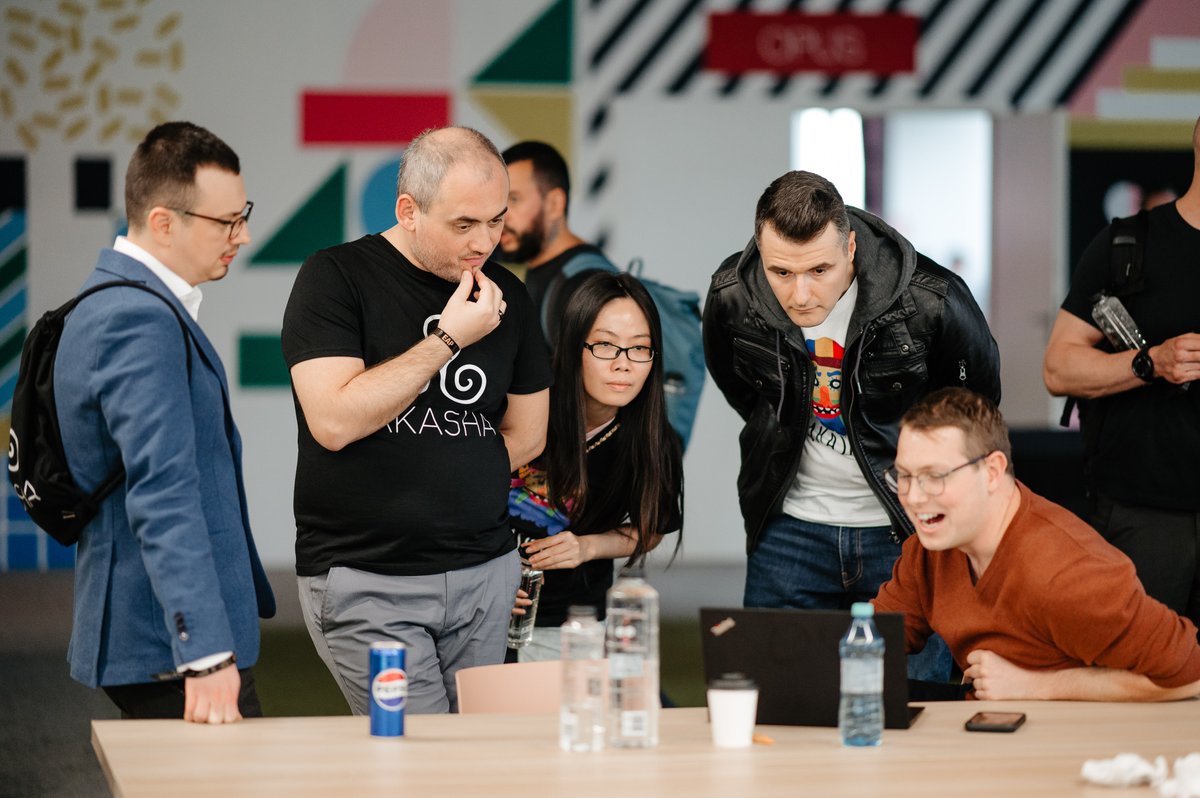 At #ETHBucharest, we're all about supporting our hackers every step of the way! 💻 @AKASHAorg team & @MihaiAlisie providing mentorship to creating a welcoming and inclusive environment.