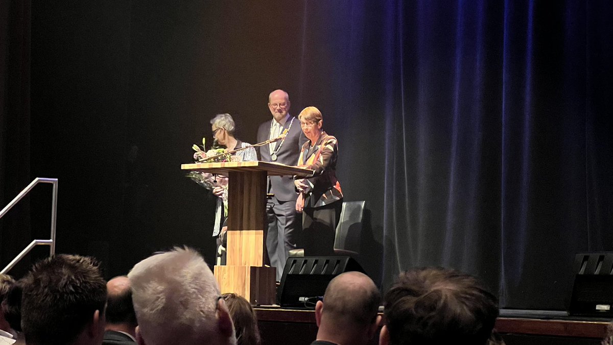 Karel Loohuis neemt afscheid als burgemeester van Hoogeveen. Dat doet hij als kersverse Ridder in de orde van Oranje Nassau.