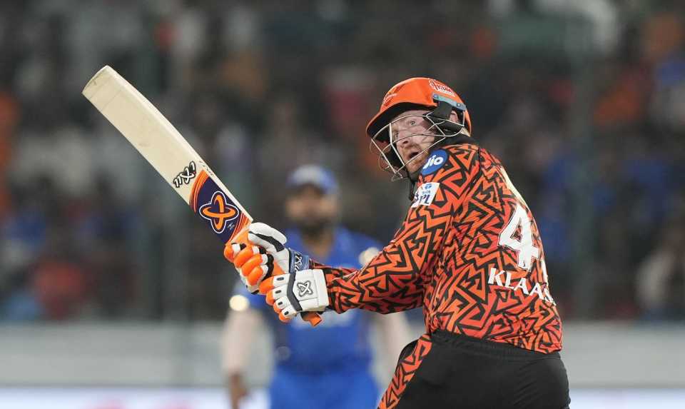 wwasay's tweet photo. Boucher should come to open the innings with Pandya and chase it down in 15 overs. #SRHvMI #AbhishekSharma #TravisHead #Klaasen #IPL2024 #CricketTwitter https://t.co/JmVnLsDLDt