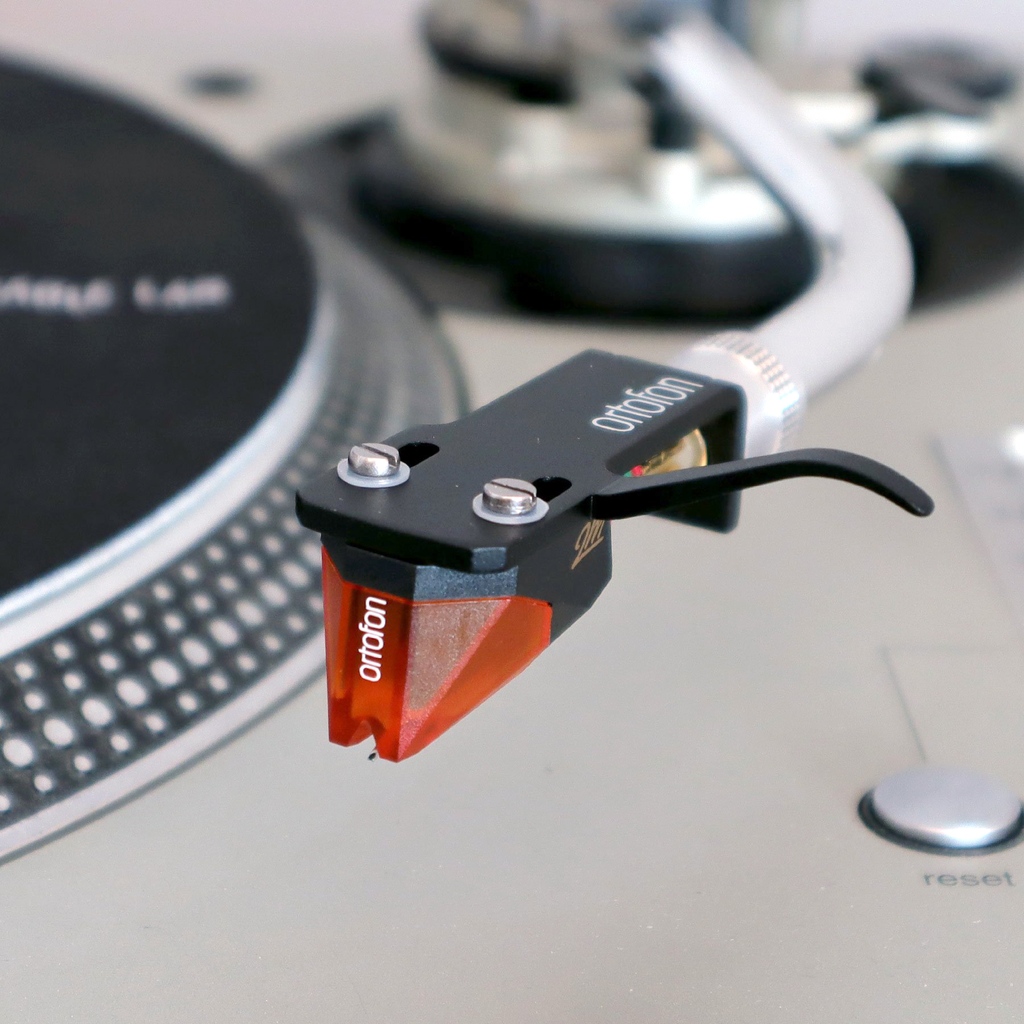 TurntableLab's tweet photo. save up to $70 on Ortofon’s 2M Bronze high-end cartridge w/ nude fine line stylus! cartridge, pre-mounted config + replacement stylus on sale for a limited time:
⇢ https://t.co/4InvuB9aVh
@OrtofonUSA #ortofon 2mbronze #2mblue #hifi #audiophile #ortofon2mbronze #ttlhifi https://t.co/5kPPxww7TQ
