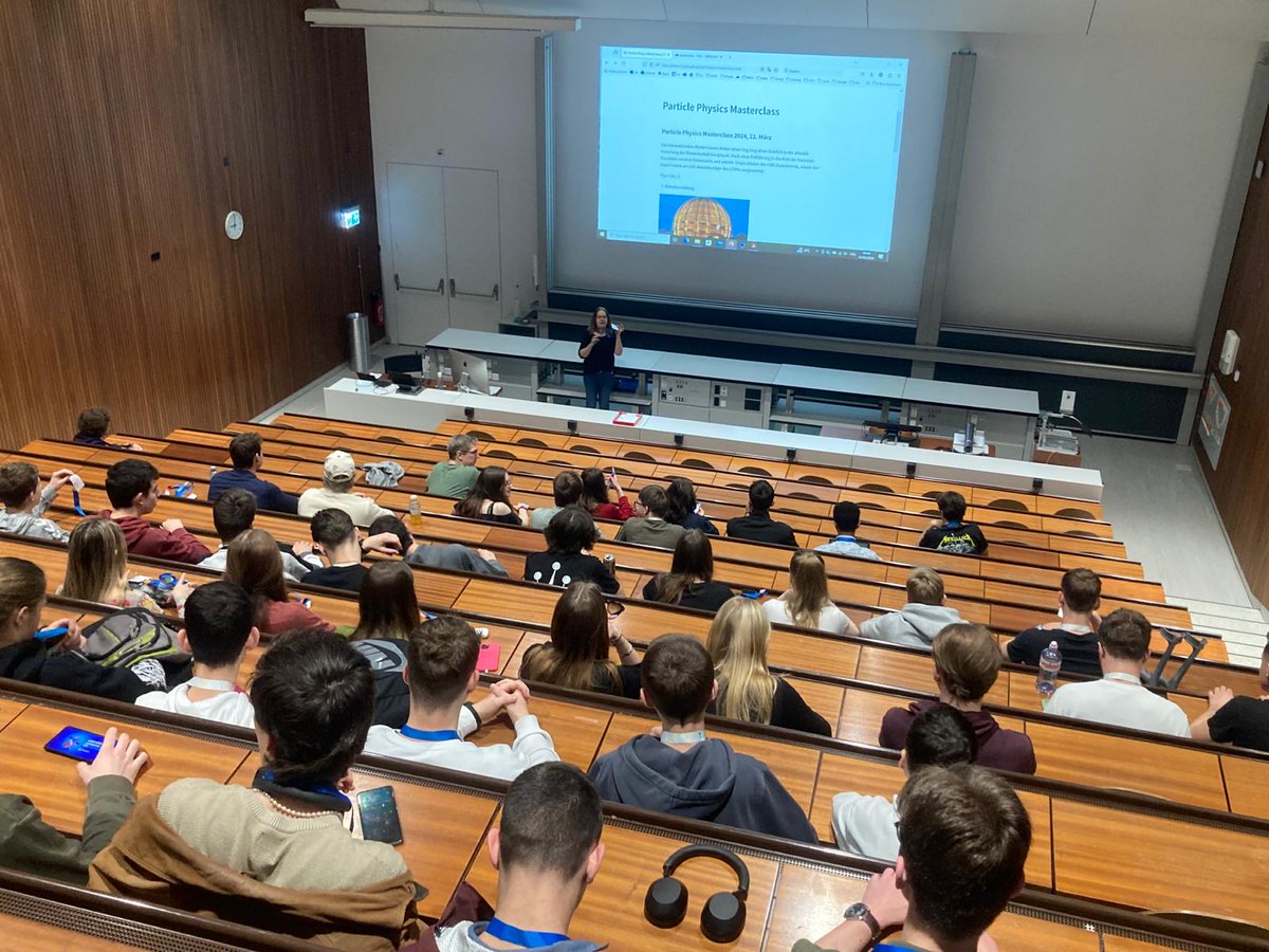 Last Friday we hosted over 70 high school students for the international masterclass in particle physics!
They spent one full day at our institute following lectures on particle physics and detectors, and lab tours through the institute and making data analysis in the afternoon🥼