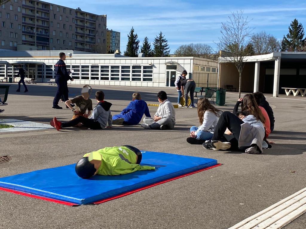 LagneauJules's tweet photo. Entraînement aux manœuvres de secours, assistance à une victime et manipulation d’une lance à incendie, pour nos cadets de la sécurité ce lundi ! Bravo à eux ! #sdis57 @Prefet57 @Dsden57 @acnancymetz @MoselleCD57 #citoyensdedemain https://t.co/iPljqL2DVF