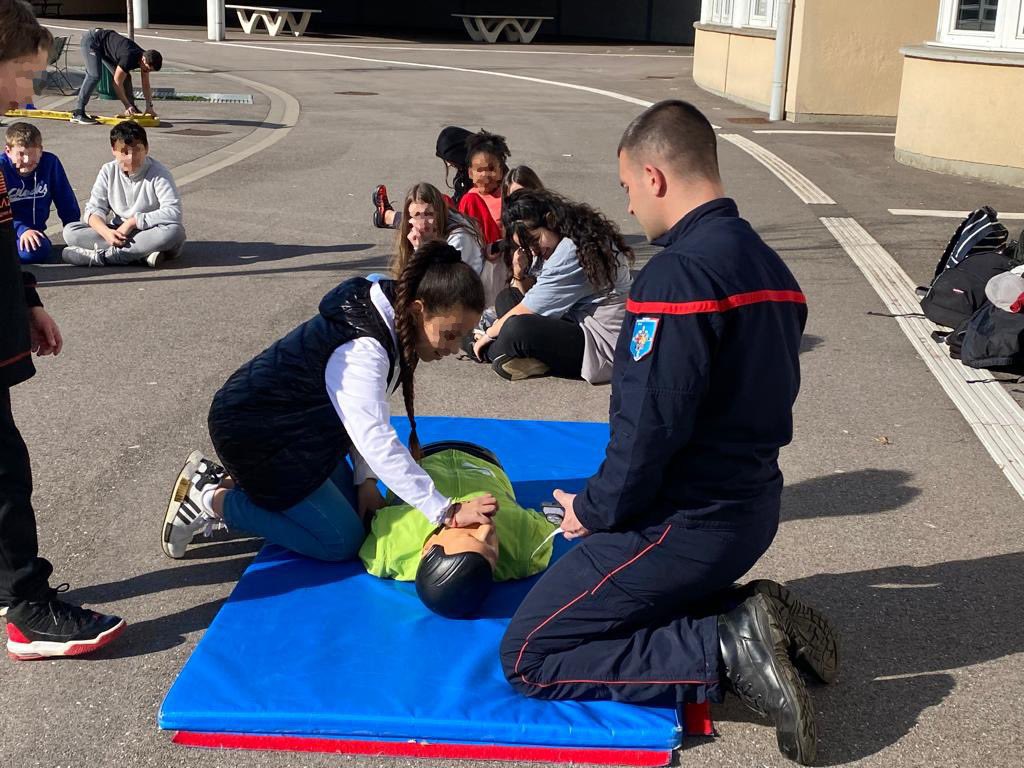 LagneauJules's tweet photo. Entraînement aux manœuvres de secours, assistance à une victime et manipulation d’une lance à incendie, pour nos cadets de la sécurité ce lundi ! Bravo à eux ! #sdis57 @Prefet57 @Dsden57 @acnancymetz @MoselleCD57 #citoyensdedemain https://t.co/iPljqL2DVF
